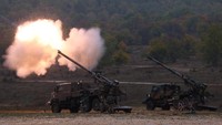 Howitzer CAESAR menembakkan peluru tajam kaliber 155mm dalam sesi latihan menembak yang disaksikan delegasi militer dari berbagai negara. Reuters/Manon Cruz