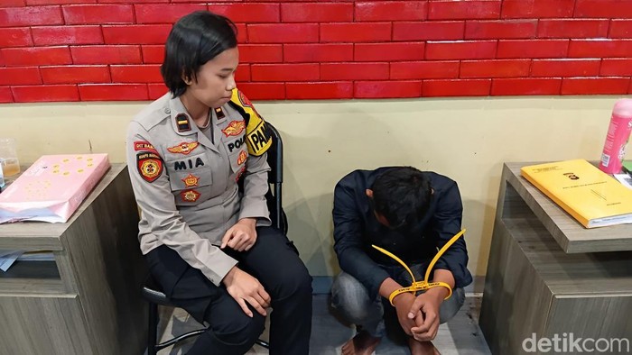 MFS (17) dibawa ke kantor polisi usai diduga mencabuli perempuan disabilitas di Palembang, Sumsel.