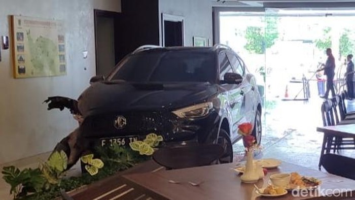 Kesaksian Warga Lihat Mobil Listrik Terbang Masuk ke Hotel