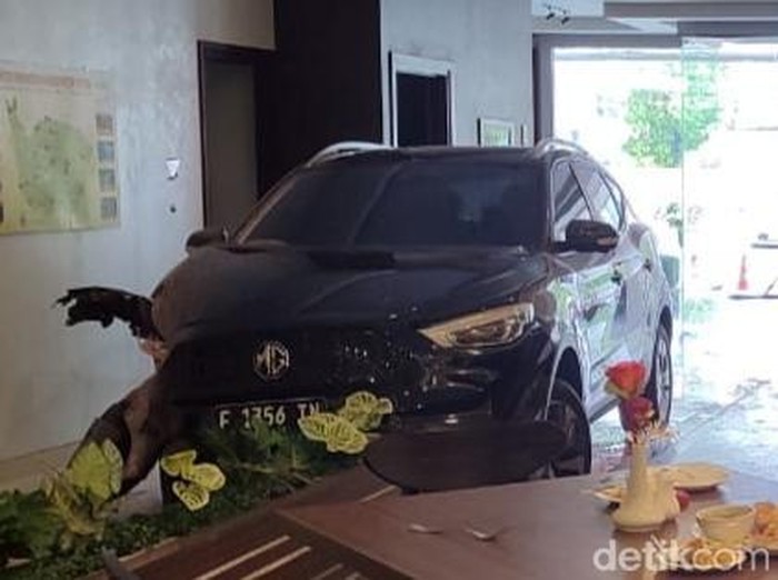 Mobil listrik masuk ke hotel di Jalan Pemuda Klaten, Rabu  (22/10/2025).