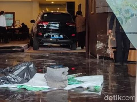 Mobil listrik masuk ke hotel di Jalan Pemuda Klaten, Rabu  (22/10/2025).