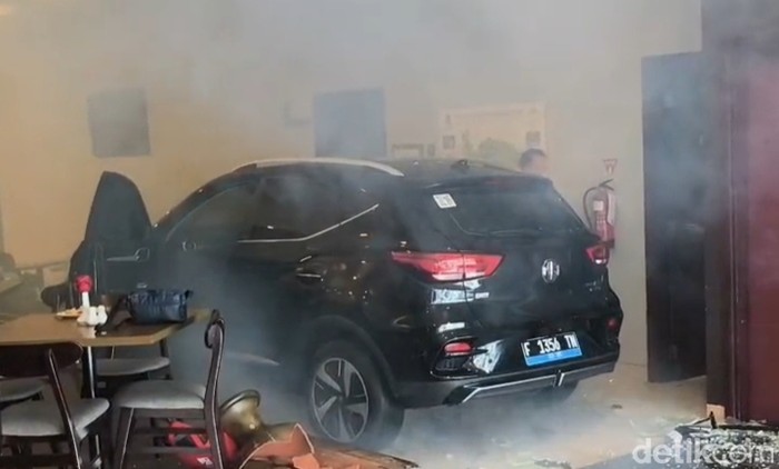 Mobil listrik terbang nyelonong ke hotel di Klaten, Selasa (22/10/2025).