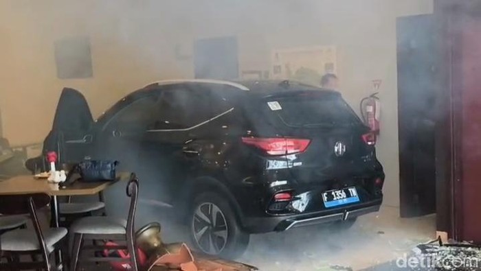 Mobil listrik terbang nyelonong ke hotel di Klaten, Selasa (22/10/2025).