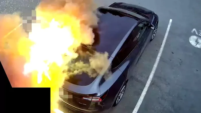 Mobil listrik Tesla meledak saat dicas