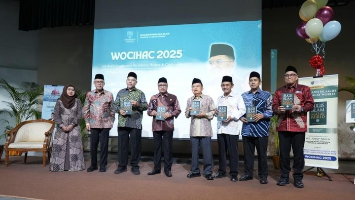 Momen peluncuran buku kolaborasi antara Universitas Muslim Indonesia (UMI) bersama Universitas Malaya (UM) dengan judul Bugis Islam in the Malay World. Dokumen Istimewa