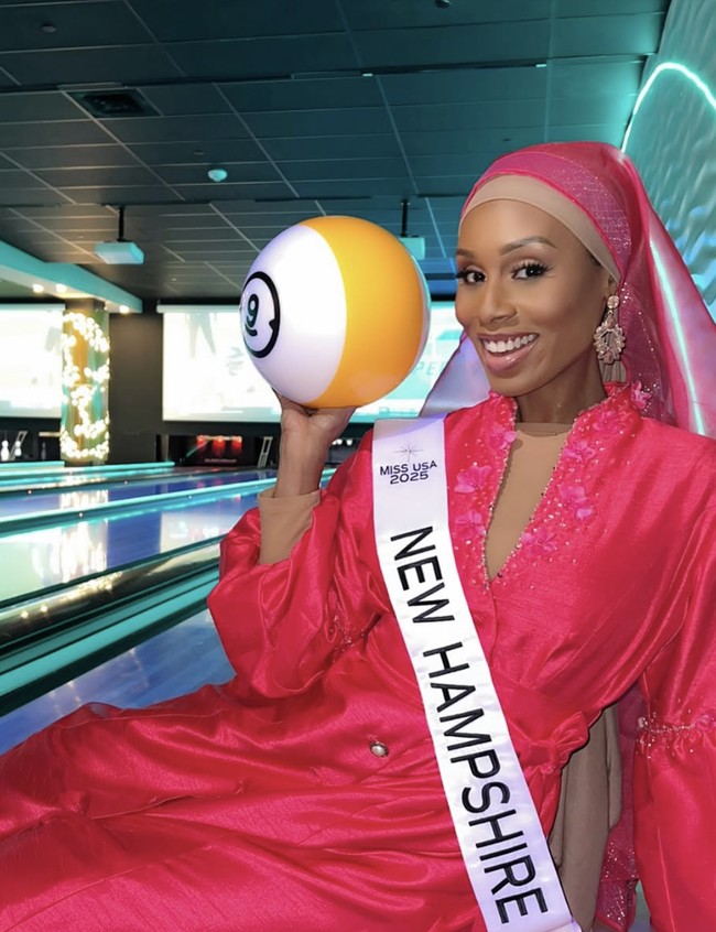 “Ketika melihat adanya pendaftaran terbuka, saya merasa itu pertanda bahwa perjalanan saya belum selesai. Tuhan membuka jalan baru menuju Miss USA untuk saya. Saya ingin menunjukkan kepada perempuan di segala usia bahwa waktu mereka belum habis, dan semua orang unik berhak untuk berani, mengekspresikan diri, serta mengejar mimpi di panggung terbesar,” tambah wanita 36 tahun itu. Foto: dok. Instagram @dontcallmemona