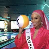 “Ketika melihat adanya pendaftaran terbuka, saya merasa itu pertanda bahwa perjalanan saya belum selesai. Tuhan membuka jalan baru menuju Miss USA untuk saya. Saya ingin menunjukkan kepada perempuan di segala usia bahwa waktu mereka belum habis, dan semua orang unik berhak untuk berani, mengekspresikan diri, serta mengejar mimpi di panggung terbesar,” tambah wanita 36 tahun itu. Foto: dok. Instagram @dontcallmemona