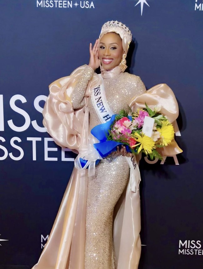 MonaLesa Brackett, seorang pengusaha, pendidik, sekaligus pemimpin komunitas, mencetak sejarah sebagai finalis Miss Universe USA pertama yang berhijab. Sebelumnya, MonaLesa memenangkan Miss New Hampshire USA 2025. Foto: dok. Instagram @dontcallmemona