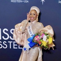 MonaLesa Brackett, seorang pengusaha, pendidik, sekaligus pemimpin komunitas, mencetak sejarah sebagai finalis Miss Universe USA pertama yang berhijab. Sebelumnya, MonaLesa memenangkan Miss New Hampshire USA 2025. Foto: dok. Instagram @dontcallmemona