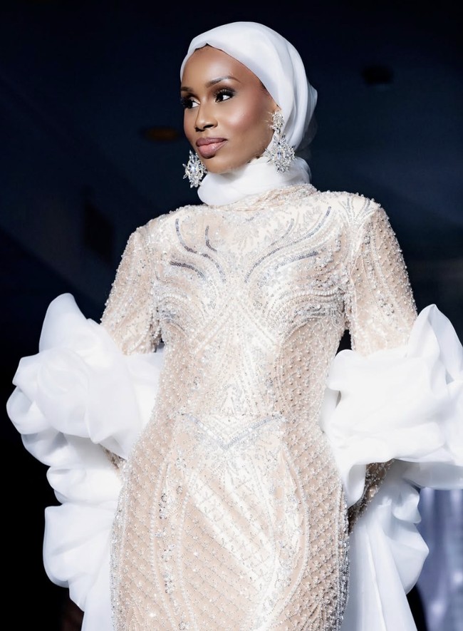 Sebelum mewakili New Hampshire, MonaLesa lebih dulu menorehkan prestasi di ajang Miss New York USA 2025 pada Agustus lalu. Ia berhasil menjadi Second Runner-Up dan mencatat sejarah sebagai finalis berhijab pertama yang menembus lima besar.  Foto: dok. Instagram @dontcallmemona