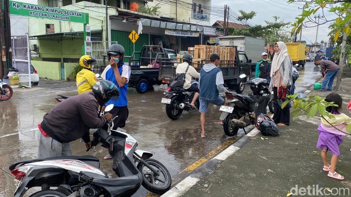 Motor-motor mogok usai  menerjang banjir Jalan Pantura Kaligawe, Kelurahan Tambakrejo, Gayamsari, Kota Semarang, Rabu (22/10/2025).