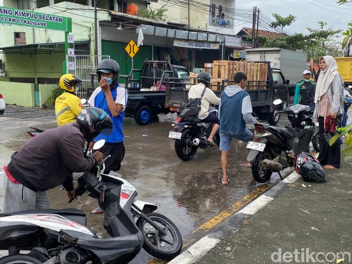 Motor-motor mogok usai  menerjang banjir Jalan Pantura Kaligawe, Kelurahan Tambakrejo, Gayamsari, Kota Semarang, Rabu (22/10/2025).