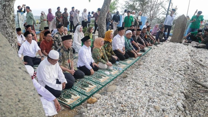 Muhaimin Iskandar atau Cak Imin saat ziarah ke  makam Syekh Mahmud di kompleks makam Papan Tinggi, Barus, Tapanuli Tengah, Sumatera Utara, Selasa (21/10/2025).