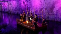 Para penampil duduk di atas perahu kecil yang didayung perlahan mengelilingi terowongan, yang diterangi dengan semburat warna-warni cerah, memainkan pilihan musik termasuk Mozart dan Beethoven serta lagu-lagu tradisional Taiwan dan China. Seluruh 1.200 tiket untuk acara tersebut terjual habis dalam dua menit, menurut penyelenggara. REUTERS/Ann Wang