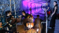 Selama festival musik dua hari tersebut, terowongan itu menyelenggarakan enam pertunjukan dengan 200 orang yang hadir di setiap pertunjukannya, yang merupakan tahun ke-17 berturut-turut penyelenggaraannya. REUTERS/Ann Wang