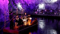 Direktur seni festival dan pemain cello, Chang Chen-chieh, mengatakan festival musik ini telah memberikan kehidupan baru bagi terowongan tersebut. Kinmen telah dikuasai Taiwan sejak berakhirnya perang saudara China pada tahun 1949, dan secara berkala dibombardir dengan artileri oleh militer China. Namun, kini Kinmen menjadi destinasi wisata populer dan terowongannya menjadi daya tarik utama. REUTERS/Ann Wang