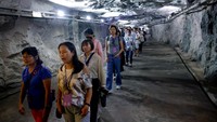 Penonton berjalan ke Terowongan Zhaishan untuk menghadiri Festival Musik Terowongan Kinmen tahunan di Kinmen, Taiwan. Terowongan Zhaishan yang terletak di pesisir dekat kota Xiamen dan Quanzhou di China, dipahat dengan tangan dari granit yang kuat dan awalnya dirancang untuk keperluan militer tepat di garis depan Taiwan dengan China. REUTERS/Ann Wang