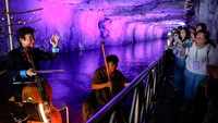 Dibangun pada puncak Perang Dingin untuk melindungi kapal-kapal pasokan dari peluru artileri China, salah satu objek wisata masa perang Taiwan yang paling terkenal bergema Minggu lalu (19/10) dengan alunan suara yang berbeda — cello dan biola dalam Festival Musik Terowongan Kinmen tahunan. REUTERS/Ann Wang