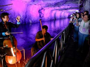 Musik dan Cahaya Hidupkan Terowongan Perang Taiwan yang Sunyi