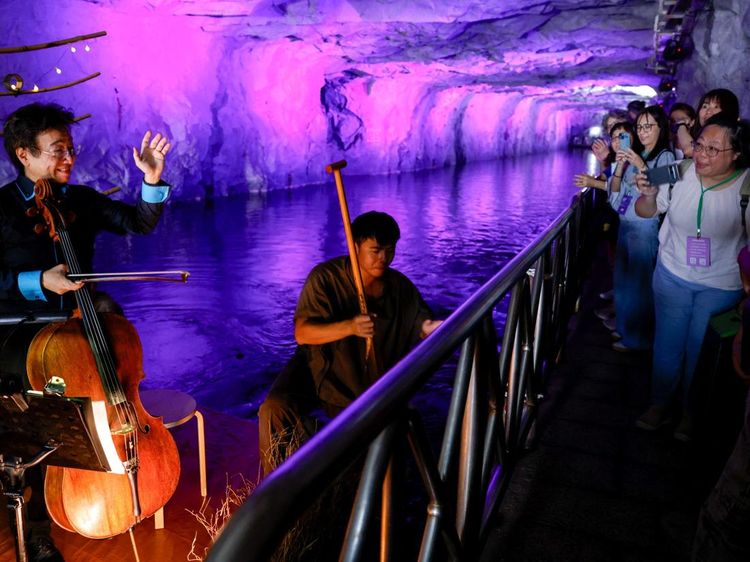 Musik dan Cahaya Hidupkan Terowongan Perang Taiwan yang Sunyi