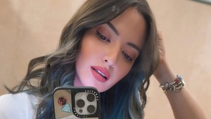 Nia Ramadhani Tampil Beda, Pamer Rambut Baru Warna Biru Abu-abu