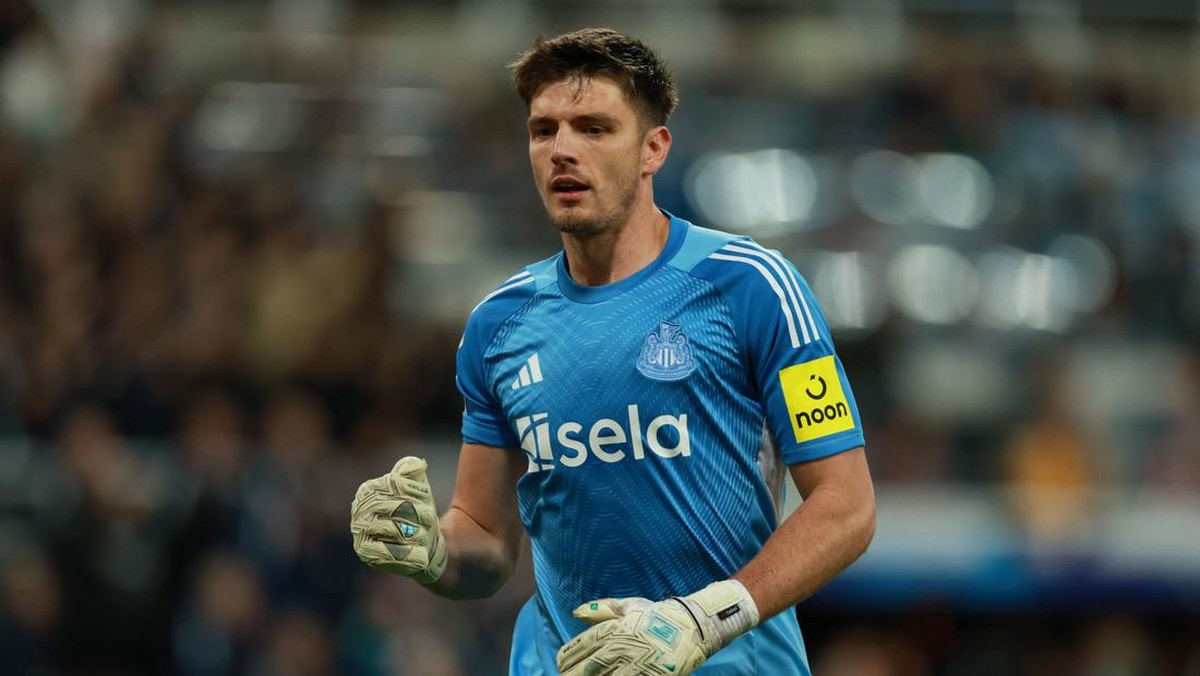 Nick Pope bikin assist di laga Newcastle vs Benfica. (Foto: Action Images via Reuters/Lee Smith)
