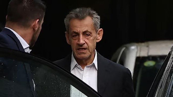 Former French President Nicolas Sarkozy is seen next to his house after a visit of a guest on the eve of the start of his five-year prison sentence for criminal conspiracy over attempts to raise campaign funds from Libya, in Paris, France, October 20, 2025. REUTERS/Gonzalo Fuentes Purchase Licensing Rights