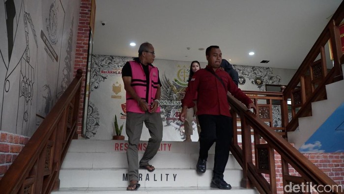 NR digiring dari ruang pemeriksaan Pidsus Kejari Badung usai ditetapkan sebagai tersangka, Rabu (22/10/2025).