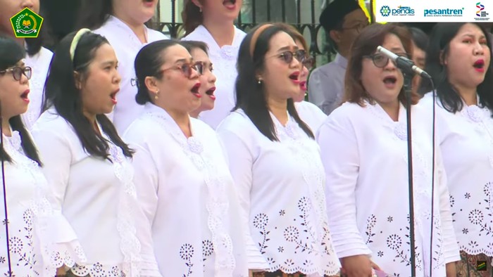Paduan Suara Ditjen Bimas Kristen menyanyikan Ya Lal Wathon saat apel Hari Santri 2025 di Halaman Kantor Kemenag, Jakarta, Rabu (22/10/2025).