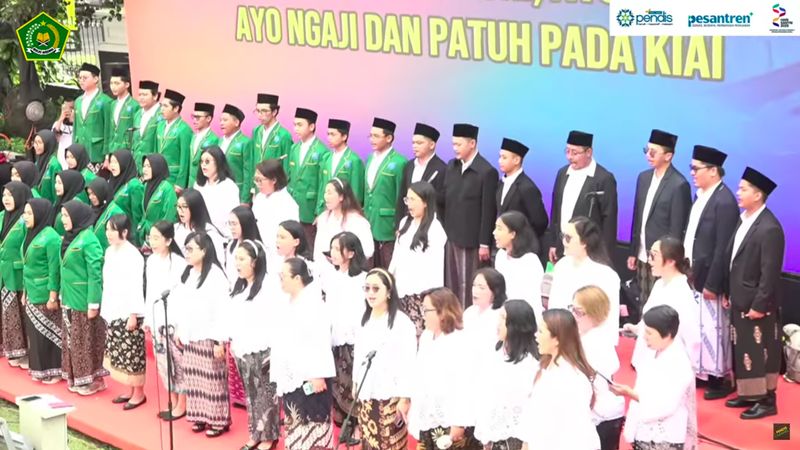 Paduan Suara Santri Ma'had Al Adzkiya Pekalongan dan Paduan Suara Ditjen Bimas Kristen menyanyikan Ya Lal Wathon saat apel Hari Santri 2025 di Halaman Kantor Kemenag, Jakarta, Rabu (22/10/2025).