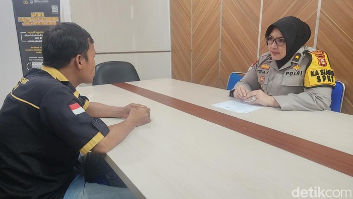 HT saat memberikan keterangan ke polisi saat melaporkan dugaan cabul yang dialami anaknya