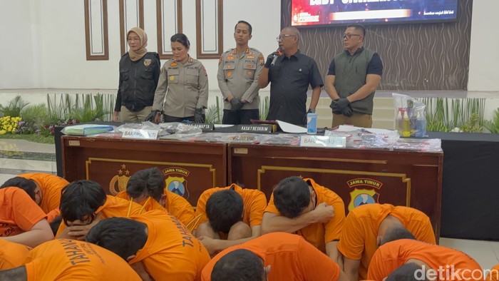 Para peserta pesta gay ditahan di Polrestabes Surabaya.