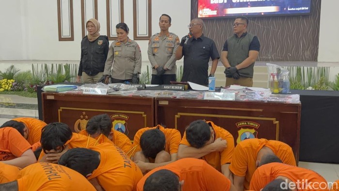 Para peserta pesta gay ditahan di Polrestabes Surabaya.