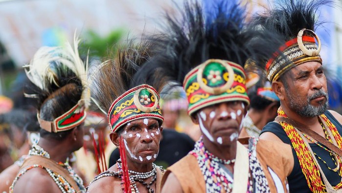 Parade budaya 1 Abad situs Aitumeri di Wondama Warga berbusana khas Papua saat mengikuti Parade Budaya 1 Abad Aitumeri di Jalan Saberi Wasior, Distrik Wasior, Kabupaten Teluk Wondama, Papua Barat, Rabu (22/10/2025). Parade budaya yang diikuti berbagai kalangan suku di Papua tersebut dalam rangka perayaan satu abad situs Aitumeri yang merupakan peristiwa sejarah peradaban orang asli Papua mengenal pendidikan formal melalui sekolah yang didirikan Pendeta Dominee Izaack Samuel Kijne di Kampung Miei, Distrik Wasior pada 25 Oktober 1925. ANTARA FOTO/Chairil Indra/sgd/nym.