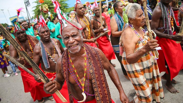 Parade budaya 1 Abad situs Aitumeri di Wondama Warga berbusana khas Papua saat mengikuti Parade Budaya 1 Abad Aitumeri di Jalan Saberi Wasior, Distrik Wasior, Kabupaten Teluk Wondama, Papua Barat, Rabu (22/10/2025). Parade budaya yang diikuti berbagai kalangan suku di Papua tersebut dalam rangka perayaan satu abad situs Aitumeri yang merupakan peristiwa sejarah peradaban orang asli Papua mengenal pendidikan formal melalui sekolah yang didirikan Pendeta Dominee Izaack Samuel Kijne di Kampung Miei, Distrik Wasior pada 25 Oktober 1925. ANTARA FOTO/Chairil Indra/sgd/nym.