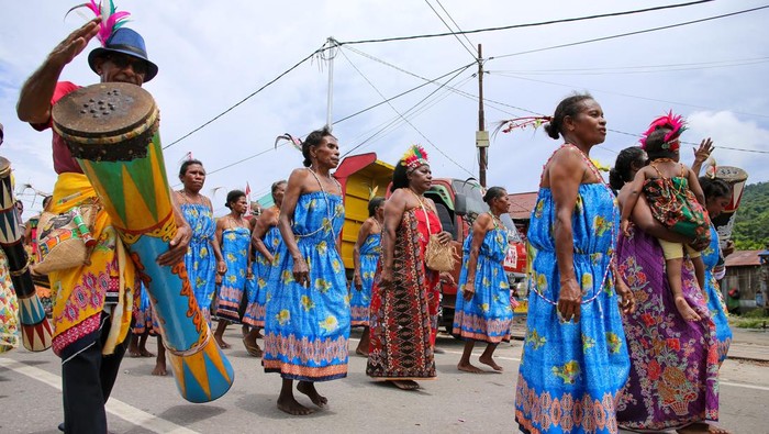 Parade budaya 1 Abad situs Aitumeri di Wondama Warga berbusana khas Papua saat mengikuti Parade Budaya 1 Abad Aitumeri di Jalan Saberi Wasior, Distrik Wasior, Kabupaten Teluk Wondama, Papua Barat, Rabu (22/10/2025). Parade budaya yang diikuti berbagai kalangan suku di Papua tersebut dalam rangka perayaan satu abad situs Aitumeri yang merupakan peristiwa sejarah peradaban orang asli Papua mengenal pendidikan formal melalui sekolah yang didirikan Pendeta Dominee Izaack Samuel Kijne di Kampung Miei, Distrik Wasior pada 25 Oktober 1925. ANTARA FOTO/Chairil Indra/sgd/nym.