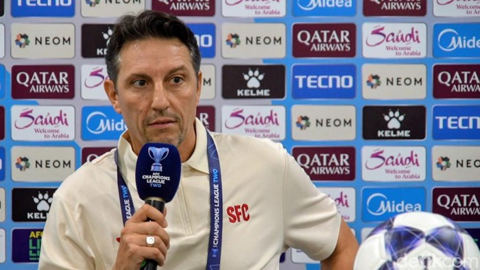 Pelatih Selangor FC, Christophe Gamel saat jumpa pers laga antara Persib Bandung Vs Selangor FC di Bandung, Rabu (22/10/2025).