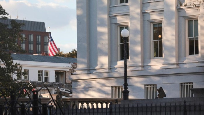 Pembongkaran Berlanjut di Sayap Timur Gedung Putih, AS Bangun Aula Dansa Baru Aktivitas pembongkaran terus berlangsung di Sayap Timur Gedung Putih, Washington, D.C., Amerika Serikat, pada Selasa (21/10/2025). Sejumlah pekerja tampak sibuk membongkar bagian fasad bangunan bersejarah itu sebagai bagian dari proyek pembangunan aula dansa baru yang diusulkan oleh Presiden AS Donald Trump. REUTERS/Jonathan Ernst