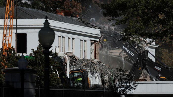 Pembongkaran Berlanjut di Sayap Timur Gedung Putih, AS Bangun Aula Dansa Baru Aktivitas pembongkaran terus berlangsung di Sayap Timur Gedung Putih, Washington, D.C., Amerika Serikat, pada Selasa (21/10/2025). Sejumlah pekerja tampak sibuk membongkar bagian fasad bangunan bersejarah itu sebagai bagian dari proyek pembangunan aula dansa baru yang diusulkan oleh Presiden AS Donald Trump. REUTERS/Jonathan Ernst
