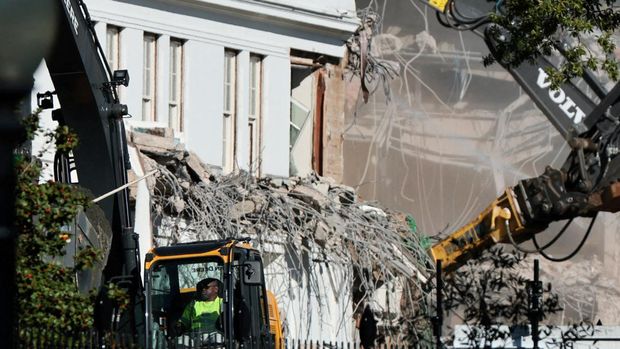 Pembongkaran Berlanjut di Sayap Timur Gedung Putih, AS Bangun Aula Dansa Baru Aktivitas pembongkaran terus berlangsung di Sayap Timur Gedung Putih, Washington, D.C., Amerika Serikat, pada Selasa (21/10/2025). Sejumlah pekerja tampak sibuk membongkar bagian fasad bangunan bersejarah itu sebagai bagian dari proyek pembangunan aula dansa baru yang diusulkan oleh Presiden AS Donald Trump. REUTERS/Jonathan Ernst