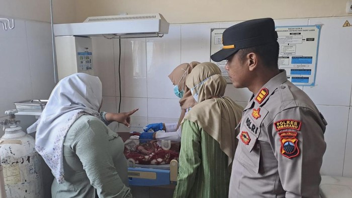 Bayi yang ditemukan di jalan setapak pemakaman Desa Wringin Putih, Kecamatan Bergas, Kabupaten Semarang saat dicek kondisinya di Puskesmas Bergas, Rabu (22/10)