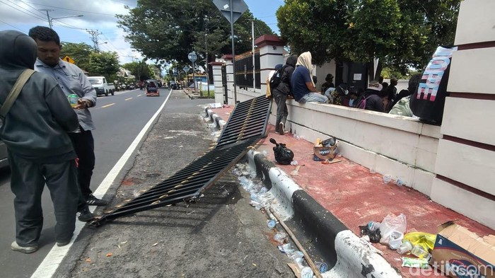 Pagar Pengadilan Negeri Soasio, Kota Tidore Kepulauan, ambruk digeruduk massa aksi.