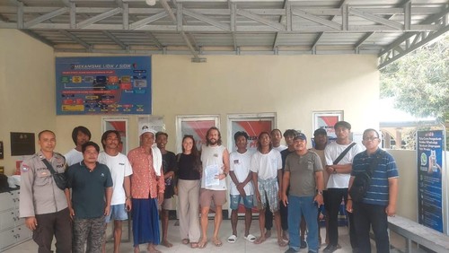 Foto bersama para pelaku penganiayaan terhadap WNA Amerika Serikat (AS) inisial ED di Polres Lombok Tengah, seusai mediasi. Foto: (Satreskrim Polres Lombok Tengah)