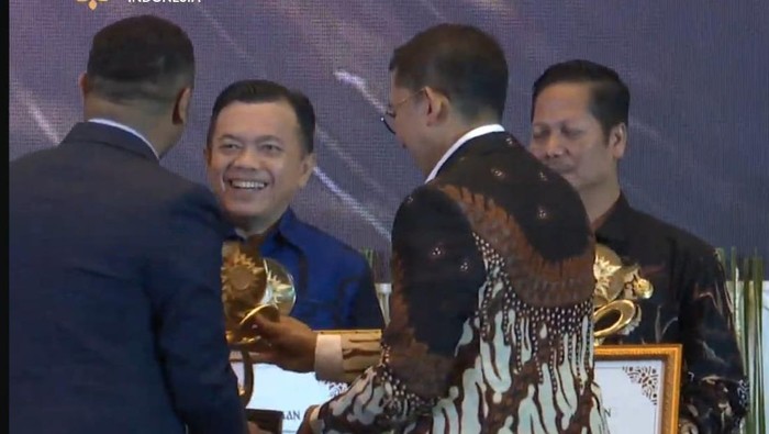 Al Haris menerima penghargaan dari Kemenbud