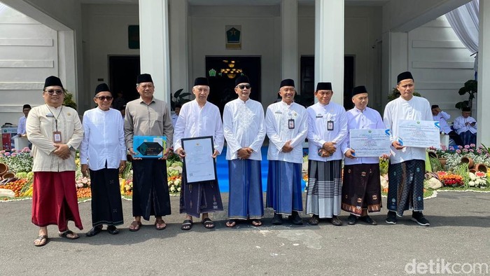 Penyerahan SLF bagi pesantren oleh Wali Kota Malang Wahyu Hidayat