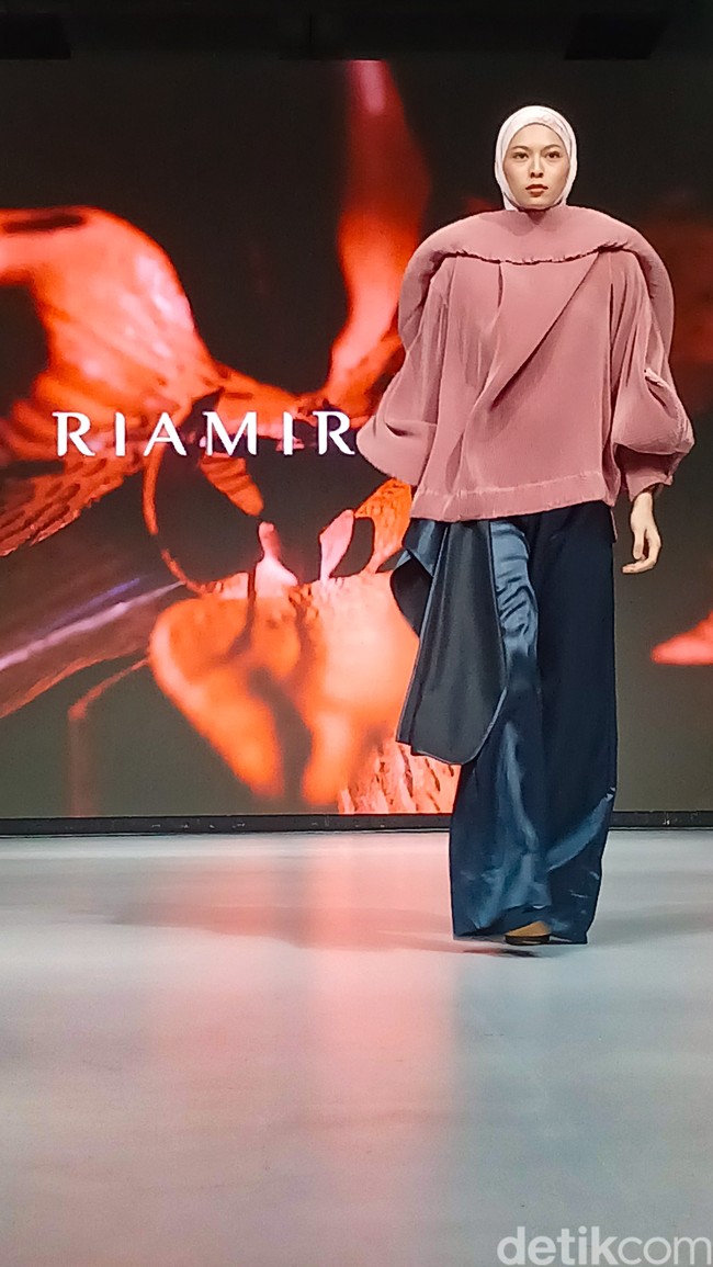 Desainer Indria Miranda atau yang lebih dikenal dengan Ria Miranda merilis koleksi terbarunya yang bertajuk Juxtaposed. Melalui peragaan busana eksklusif Fashion Soire, koleksi Musim Semi Musim Panas 2026 di bawah lini RiaMiranda Signature, Ria Miranda merayakan harmoni kontras yang ada dalam kehidupan. Foto: Andhika Prasetia.