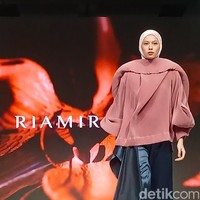 Desainer Indria Miranda atau yang lebih dikenal dengan Ria Miranda merilis koleksi terbarunya yang bertajuk Juxtaposed. Melalui peragaan busana eksklusif Fashion Soire, koleksi Musim Semi Musim Panas 2026 di bawah lini RiaMiranda Signature, Ria Miranda merayakan harmoni kontras yang ada dalam kehidupan. Foto: Andhika Prasetia.