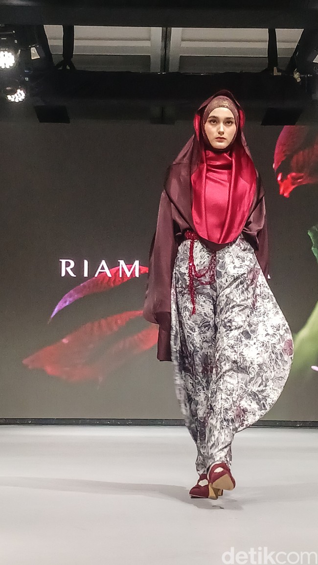 Ria Miranda menyuguhkan 32 looks busana modest yang modern dalam fashion show yang digelar di The Langham, Jakarta Selatan, Rabu (22/10/2025). Koleksi Juxtaposed menandai fase eksplorasi baru bagi jenama yang telah 17 tahun berkarya ini. Menurut aku luxury itu tidak hanya beads dan payet yang banyak, tapi soal pola yang rumit dan ada fase terbaru kalau kita itu mencoba pattern pola dan cuttingan yang cukup rumit tapi terlihat sederhana, ungkap Ria Miranda usai ditemui fashion show. Foto: Andhika Prasetia.
