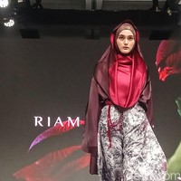 Ria Miranda menyuguhkan 32 looks busana modest yang modern dalam fashion show yang digelar di The Langham, Jakarta Selatan, Rabu (22/10/2025). Koleksi Juxtaposed menandai fase eksplorasi baru bagi jenama yang telah 17 tahun berkarya ini. Menurut aku luxury itu tidak hanya beads dan payet yang banyak, tapi soal pola yang rumit dan ada fase terbaru kalau kita itu mencoba pattern pola dan cuttingan yang cukup rumit tapi terlihat sederhana, ungkap Ria Miranda usai ditemui fashion show. Foto: Andhika Prasetia.