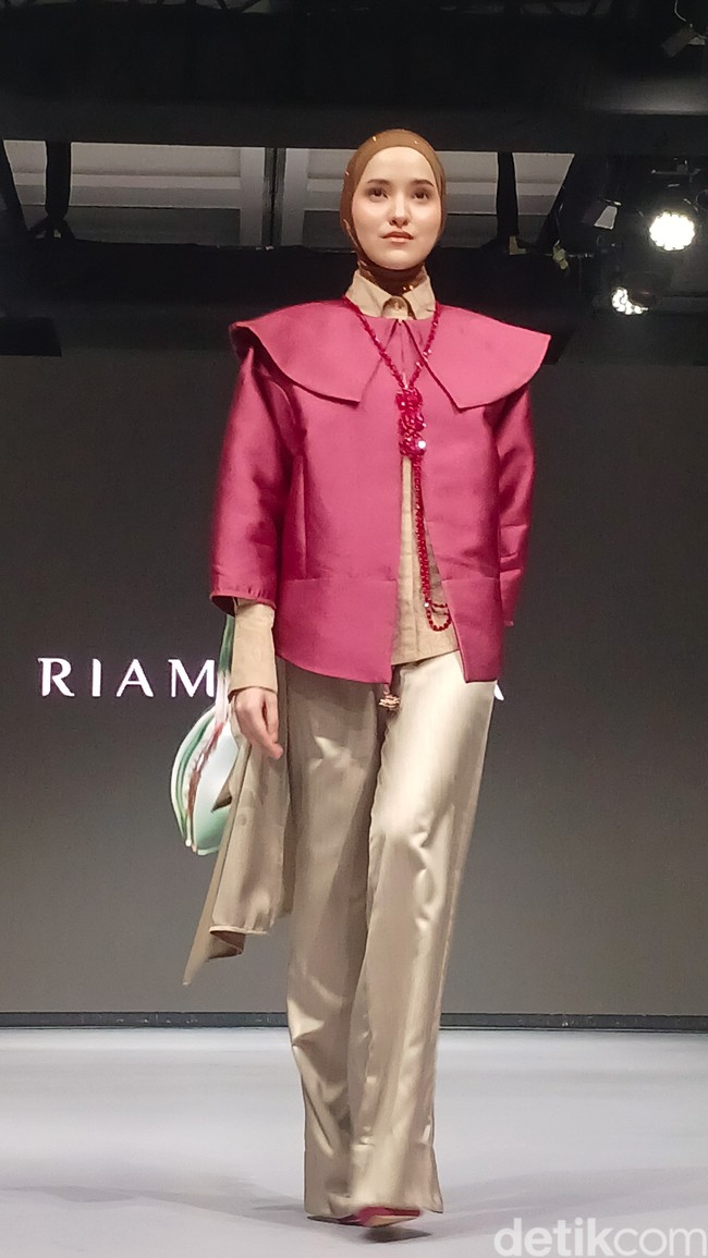 Melalui koleksi Juxtaposed, Ria Miranda membawa interpretasi mendalam dari fase kehidupan manusia mulai dari sedih dan bahagia. Hal tersebut diaplikasikannya dengan warna hitam dan putih, transparan hingga bold serta desain dan siluet yang beragam. Foto: Andhika Prasetia.